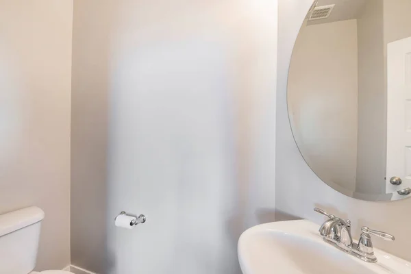 White bathroom wall with large oval mirror above the sink — Stock Photo, Image