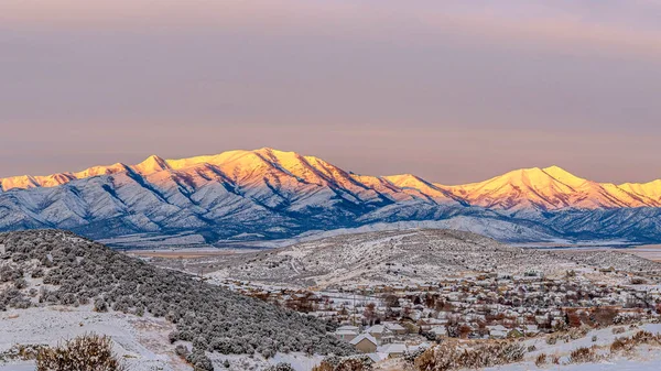 Πάνω άποψη των βουνών Wasatch στο όρος Τυμπανόγος, Eagle Mountain στη Γιούτα με λαμπρό φως του ήλιου στην κορυφή — Φωτογραφία Αρχείου