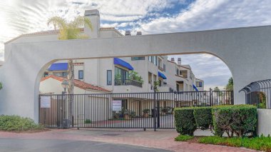 Huntington Sahili 'nde bulutlu mavi gökyüzünün altında Pano Kapısı girişi.