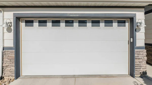 Pano Exterior de un garaje de una casa con paredes y ventanas de ladrillos de piedra — Foto de Stock