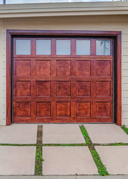 Vertical Home w San Diego California z przeszklonymi drzwiami garażowymi przy drewnianej bramie — Zdjęcie stockowe