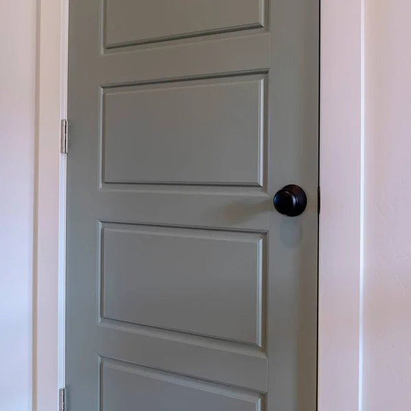 Rama kwadratowa Wnętrze domu z widokiem na szary drzwi sypialni z czarnym pokrętłem drzwi — Zdjęcie stockowe