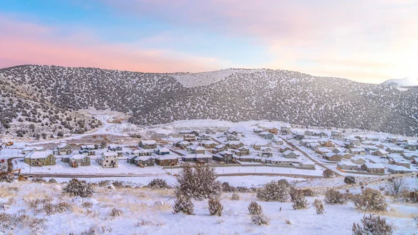 Pano Beau quartier dans la vallée avec des maisons contre les terrains enneigés en hiver — Photo