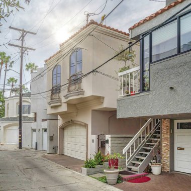 Long Beach California mahallesinde bağlı garaj ve balkonları olan kare çerçeveli evler