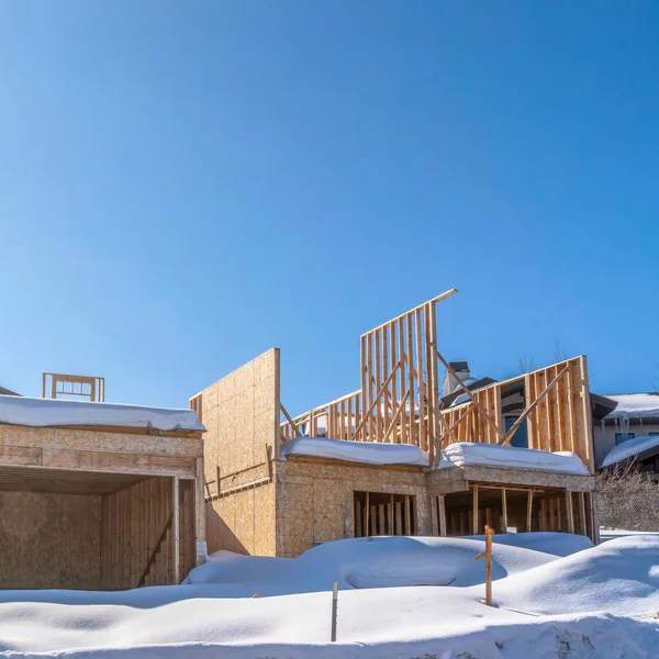 Quadrado Casa em construção em um bairro residencial nevado em Park City Utah — Fotografia de Stock