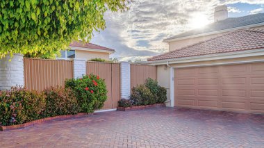Pano Garajı ve garaj, çitin içi ve Huntington Beach California 'nın kapısı.