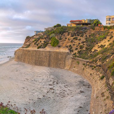 San Diego, Kaliforniya 'da kayalık bir arazinin tepesindeki Waterfront binaları kare çerçeveli.