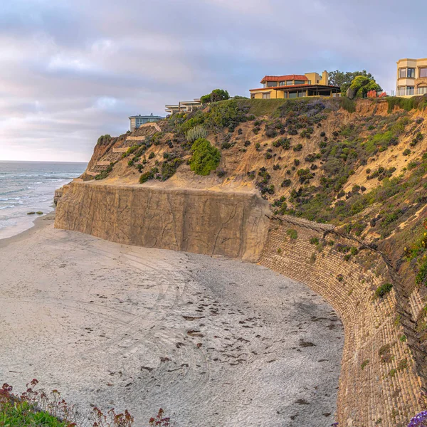 San Diego, Kaliforniya 'da kayalık bir arazinin tepesindeki Waterfront binaları kare çerçeveli.