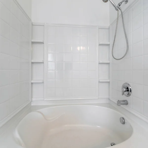 Kwadratowa rama Wanna i kabina prysznicowa z zamontowanym na ścianie prysznicem i baterią — Zdjęcie stockowe