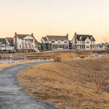Kare çerçeve kırsal bölgede sakin görünümlü bir mahalle