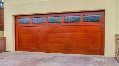 Pano Brown garaj kapısı ve San Diego California 'nın ön cephesinde buzlu cam camlar.