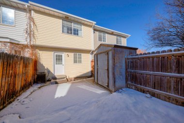 Kışın karla kaplı arka bahçesi olan iki katlı kompleks evler