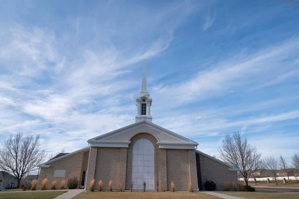 Fachada de una iglesia en una vista de ángulo bajo con un fondo de cielo y nubes — Foto de Stock