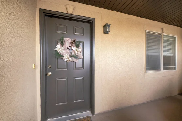 Exterior puerta de entrada de una casa con pared de color crema — Foto de Stock