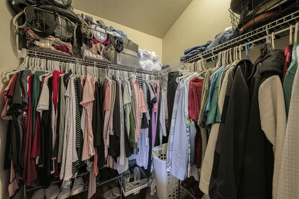 Small full walk in closet with two hanging rods and shoe racks below — Stock Photo, Image