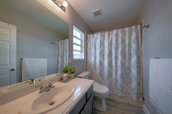 Intérieur salle de bain avec grand miroir mural et lavabo — Photo