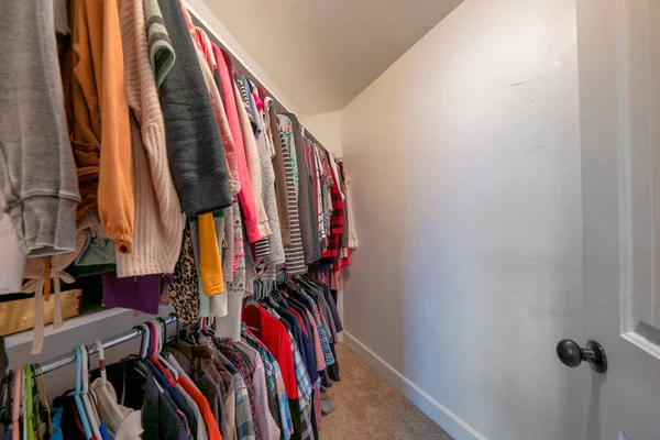 Pequeño armario interior con ropa colgante de colores — Foto de Stock