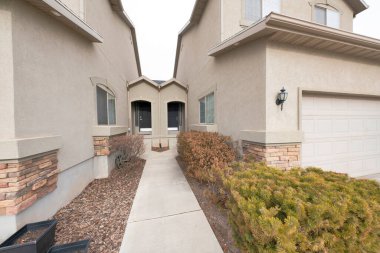 Beton bir duvarın ortasındaki iki ön kapı.