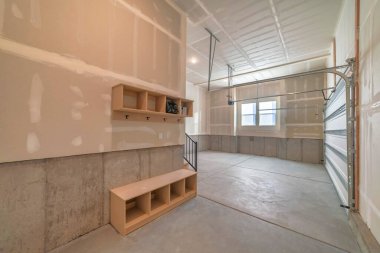 Bitmemiş garaj kapısı. İçi balon ve pencerelerle dolu.