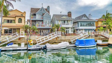 Long Beach 'teki kanal gibi aynaya kenetlenmiş tekneleri olan Pano Rıhtım Evleri.