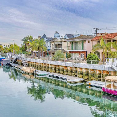 Long Beach California 'daki kare sahil topluluğu. Kanalda tekne ve rıhtımlar var.