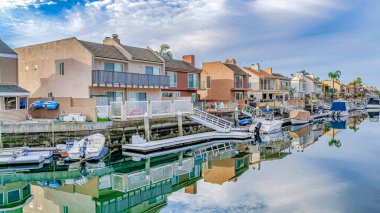 Pano Huntington Sahili California manzaralı yol ve kanal manzaralı evler
