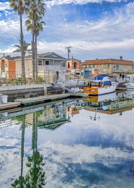 Huntington Sahili 'nin manzaralı mahallesinde deniz kenarındaki evleri olan dikey yol ve kanal.