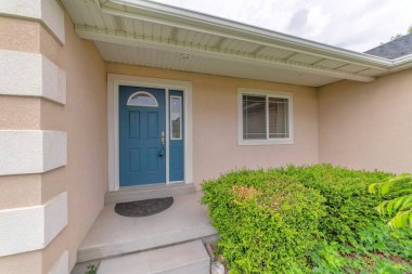 Mavi kilitli ön kapı, kemerli cam panel ve yan panel.