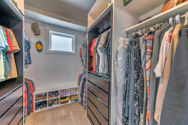Interior de guarda-roupa organizado com unidade de prateleiras, varetas e gavetas — Fotografia de Stock