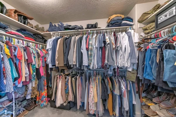 Paseo completo en el armario con ropa colgando de las varillas de ropa — Foto de Stock