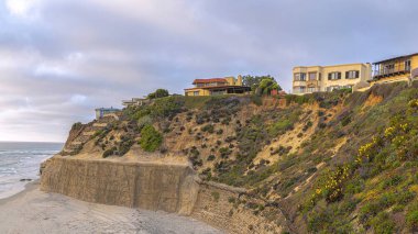 San Diego, Kaliforniya 'da kayalık bir arazinin tepesindeki Pano Rıhtım Binaları