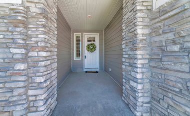 Ön kapının dış tarafında cam panel, çelenk ve kenar süsleri var.