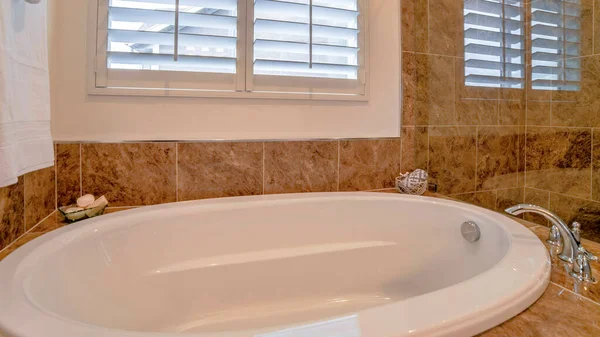 Pano μπάνιο με ζεστό κεραυνό, μπανιέρα, ντους κεφάλι και παράθυρα jalousie — Φωτογραφία Αρχείου