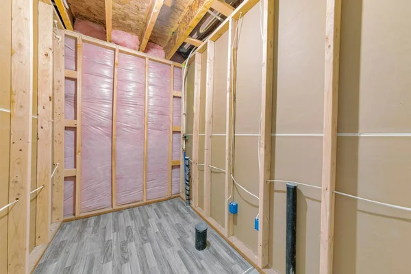 완성되지 않은 욕실 벽 과 나무로 만든 바닥재로 만든 미완성 욕실 건축 — 스톡 사진
