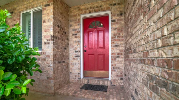 具有红色门、窗、植物和砖的房屋入口外边 — 图库照片
