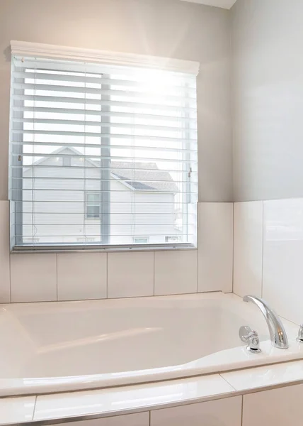 Bañera vertical y ventanas con vistas a la casa de los vecinos en un baño pequeño espacio — Foto de Stock
