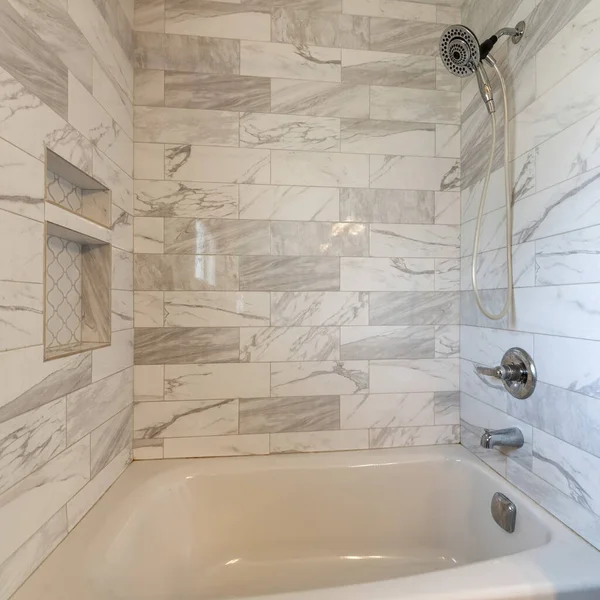 Cadre carré Intérieur de salle de bain moderne avec baignoire en alcôve avec tuiles de marbre entourent — Photo