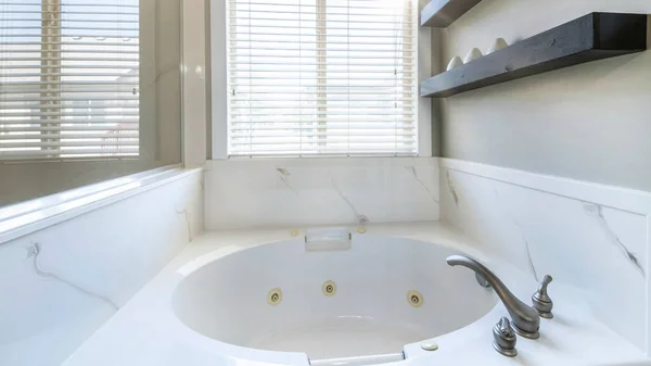 Pano Badkuip met marmer surround binnen een badkamer tegen het raam — Stockfoto