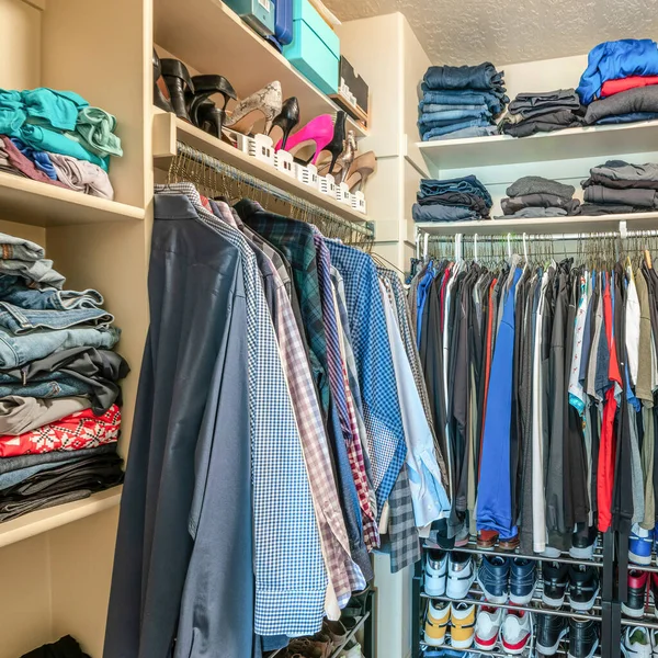 Marco cuadrado Pequeño walk in closet con varillas colgantes y estantes — Foto de Stock