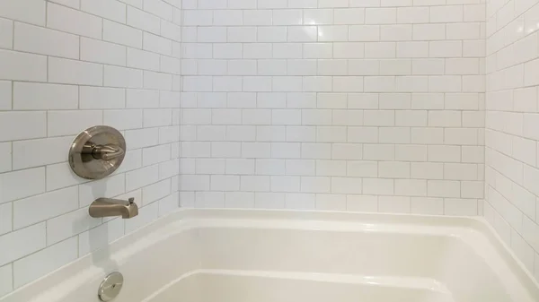 Пано Внутри ванны со стеной из плитки метро и стальными креплениями без стекол — стоковое фото