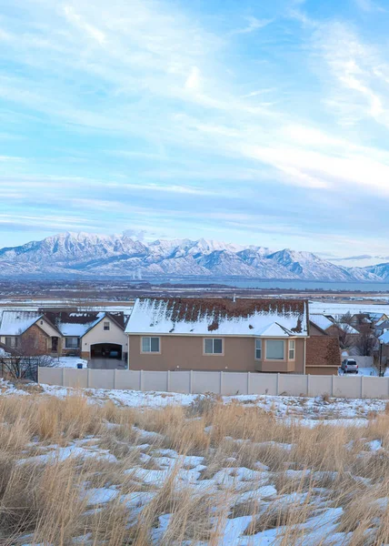 Arka planda dağlar olan evlerin panoramik görüntüsü — Stok fotoğraf