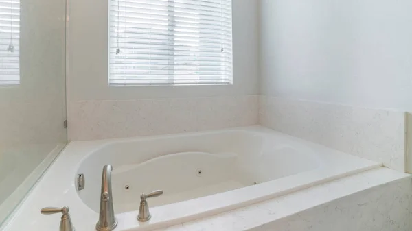 Pano Interieur van een badkamer met bad en witte muren met raam — Stockfoto