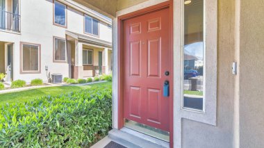 Pano Lockbox kapalı ve emniyete alınmış kahverengi ahşap bir evin ön kapısı.