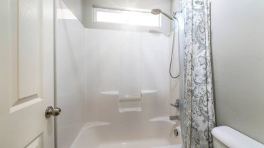 Pano küçük banyo, beyaz kapı ve küvet duş kombinasyonu seti.