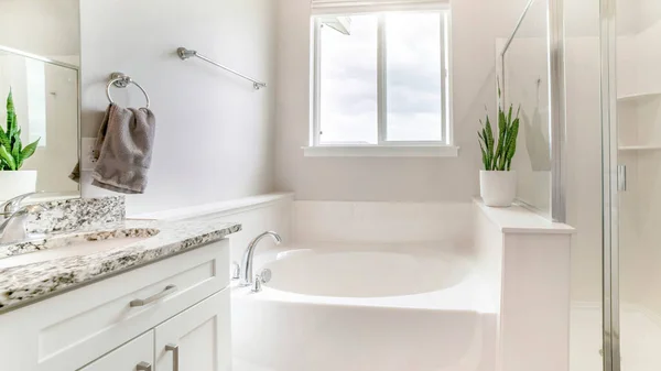 Pano Λευκό μπάνιο με μπανιέρα, ντους stall με γυαλί και ματαιοδοξία υπουργικό συμβούλιο με μαρμάρινο καπάκι, νεροχύτη και καθρέφτη — Φωτογραφία Αρχείου
