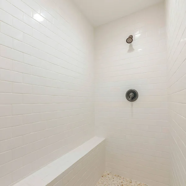 Čtvercový rám Uvnitř bílé sprchy s dlaždicovou podlahou a stěnami — Stock fotografie