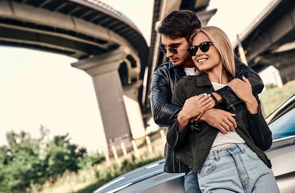 Hermosa Pareja Joven Ropa Casual Cerca Coche Deportivo — Foto de Stock