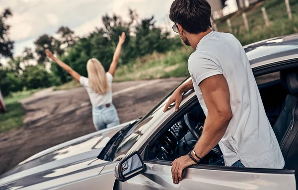 Hermosa Pareja Joven Ropa Casual Cerca Coche Deportivo —  Fotos de Stock