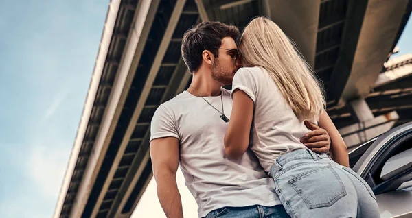 Belo Jovem Casal Roupas Casuais Perto Carro Esporte — Fotografia de Stock