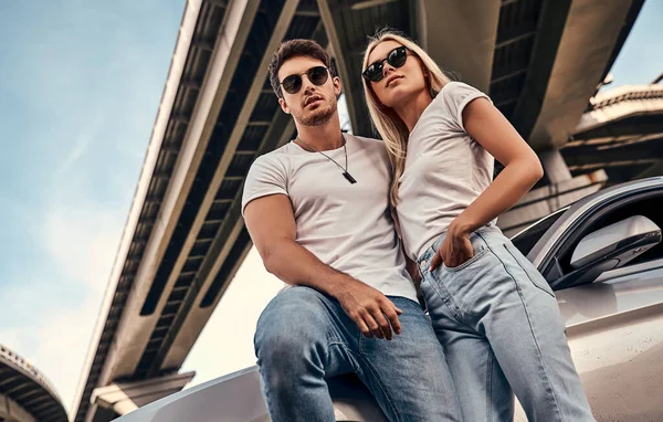 Hermosa Pareja Joven Ropa Casual Cerca Coche Deportivo — Foto de Stock